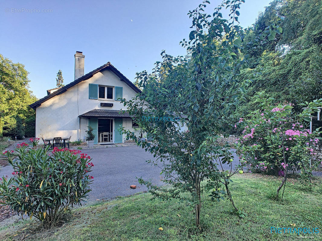 Maison à SAINT-ETIENNE-SUR-CHALARONNE