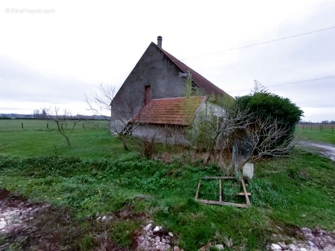 Maison à MONTAIGU-LE-BLIN