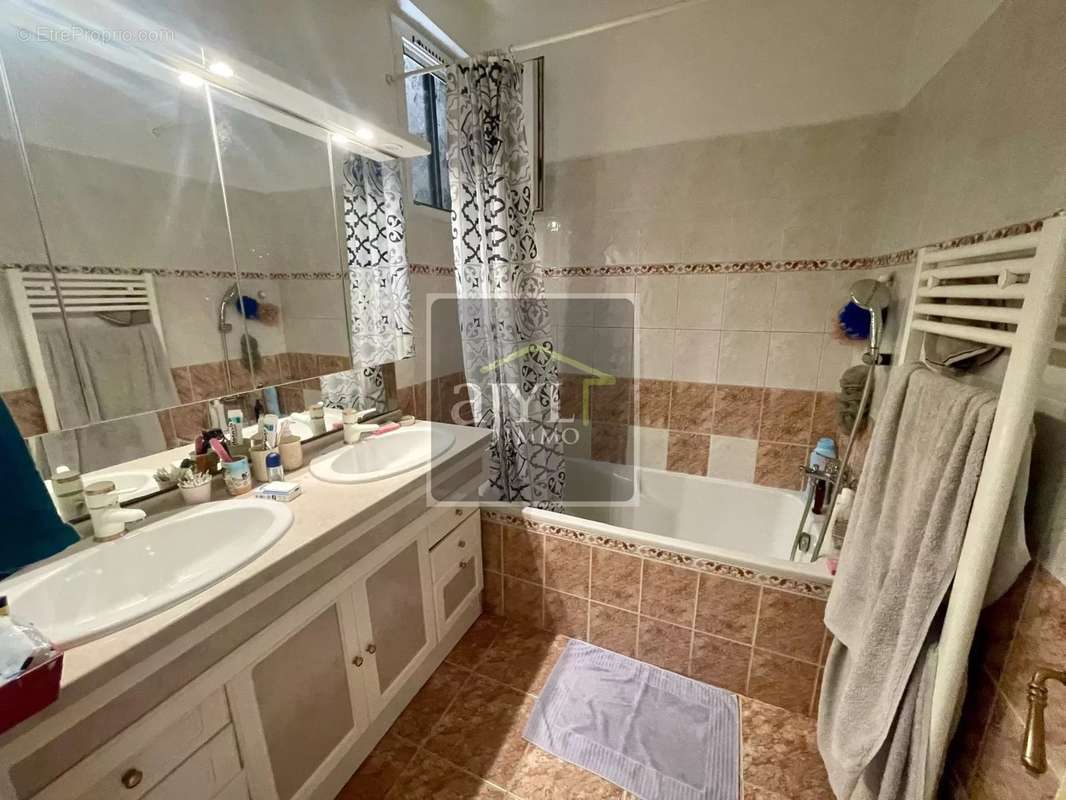 Appartement à MARSEILLE-4E