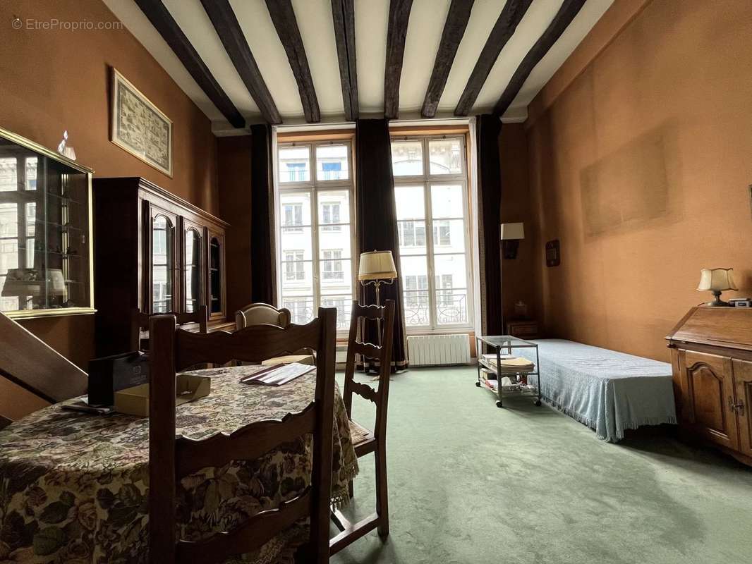 Appartement à PARIS-1E