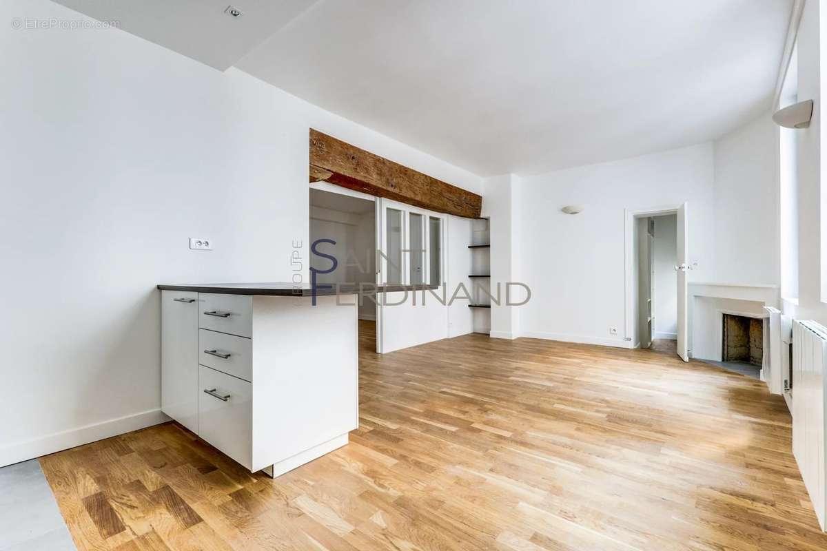 Appartement à PARIS-1E