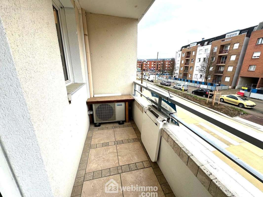 ...avec accès au balcon - Appartement à RIS-ORANGIS