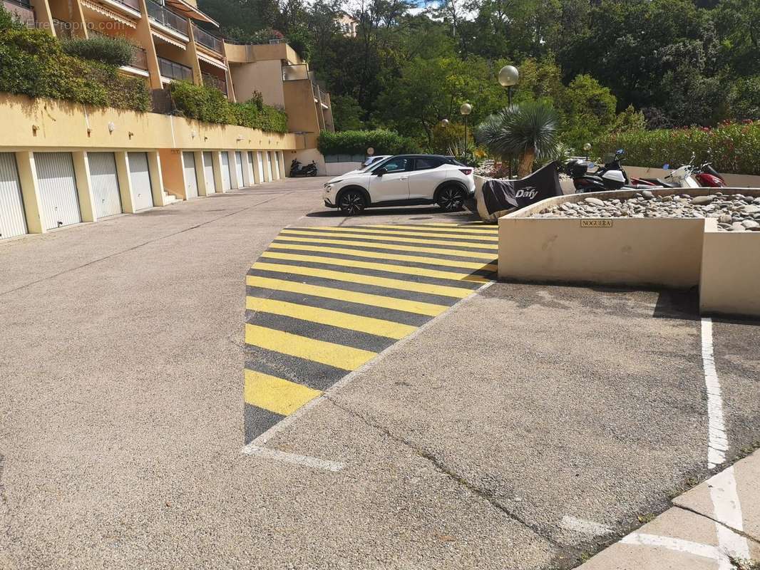 Parking à MOUGINS