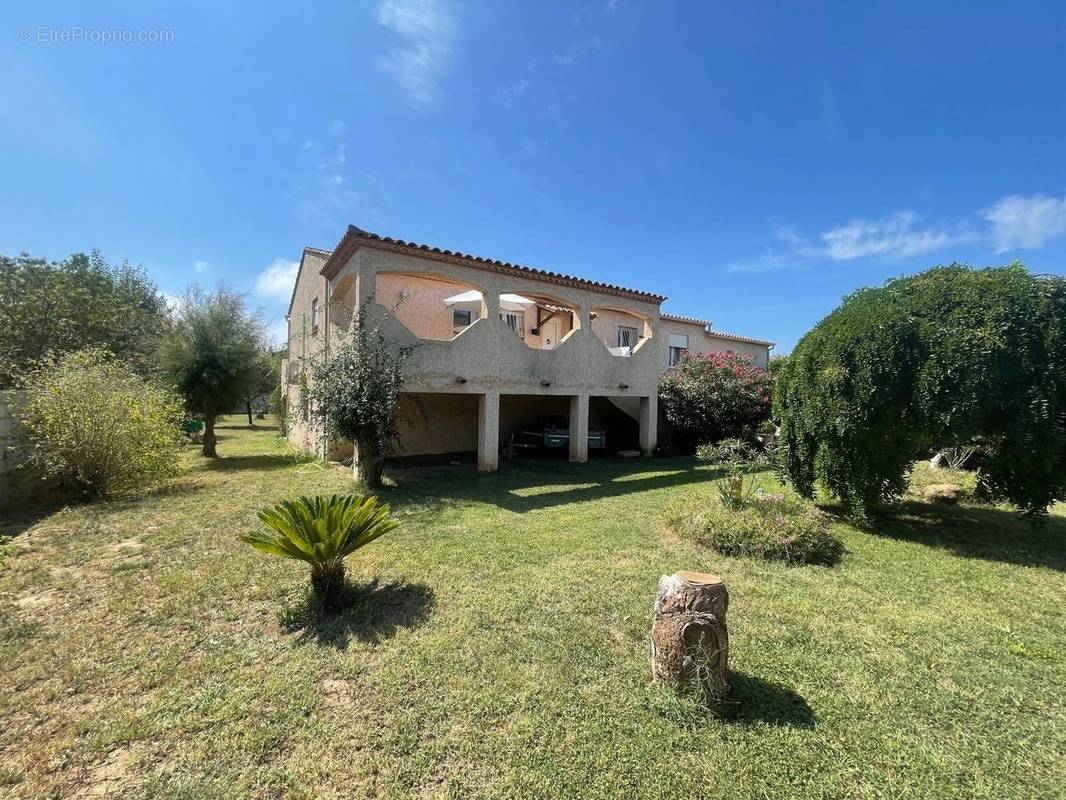 Face arrière, jardin  - Maison à AGDE