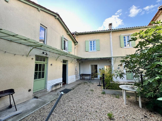 Maison à LA ROCHE-CHALAIS