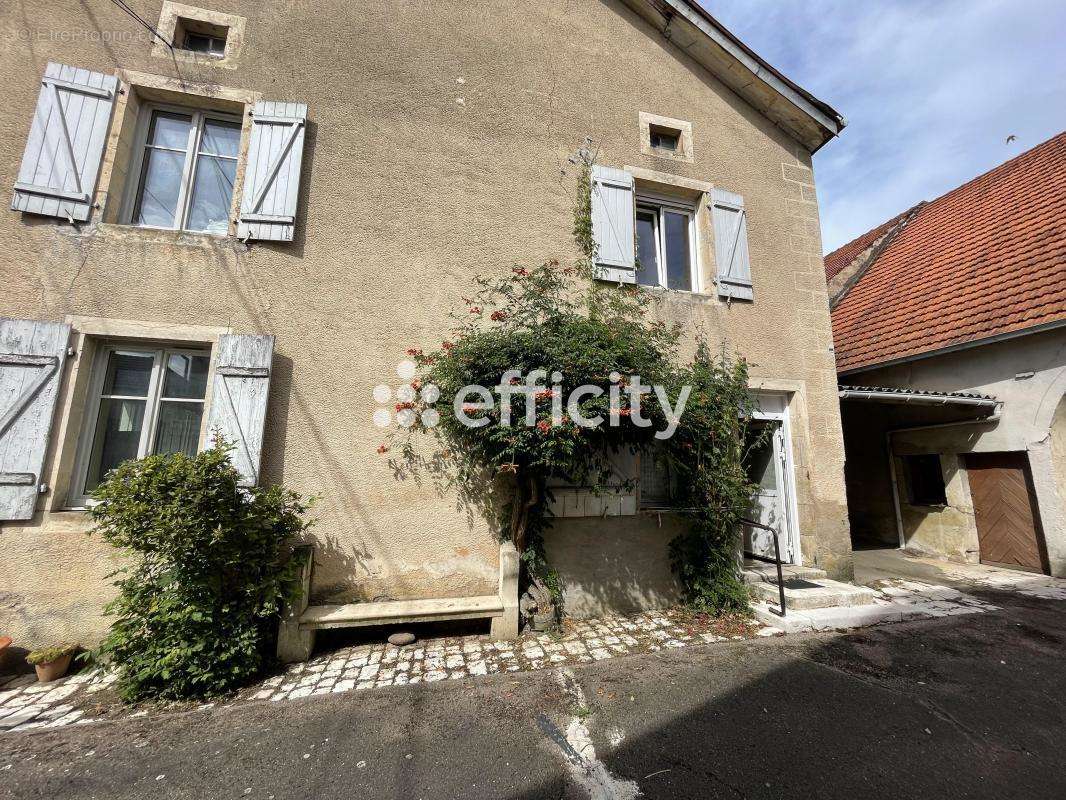 Maison à COMBEAUFONTAINE