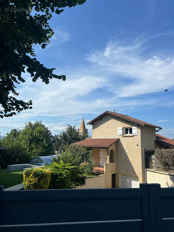 Calme et lumière pour cette maison  - Maison à JASSANS-RIOTTIER