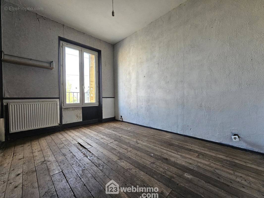 A l&#039;étage, voici la première chambre de 11m² - Maison à SISSONNE