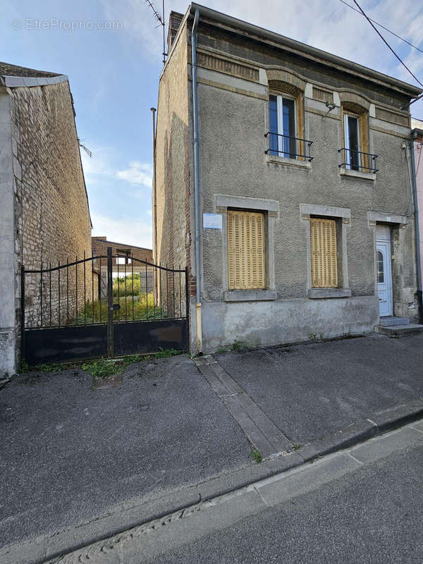 Maison d&#039;une surface habitable de 95m² - Maison à SISSONNE