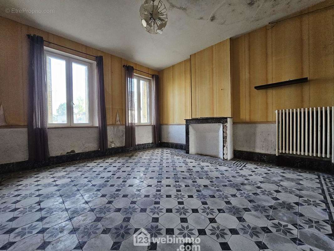 Voici la pièce à vivre de 20m² avec accès sur ... - Maison à SISSONNE