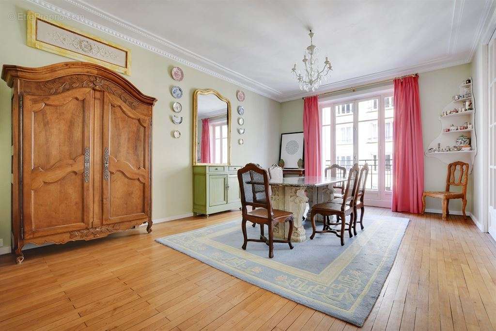 Appartement à PARIS-16E