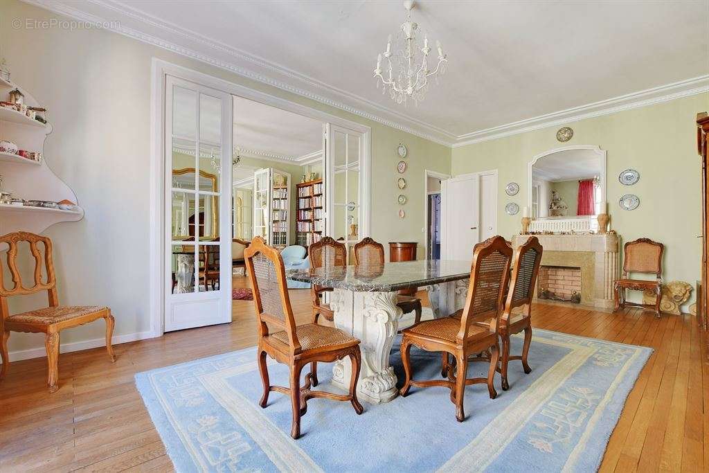 Appartement à PARIS-16E