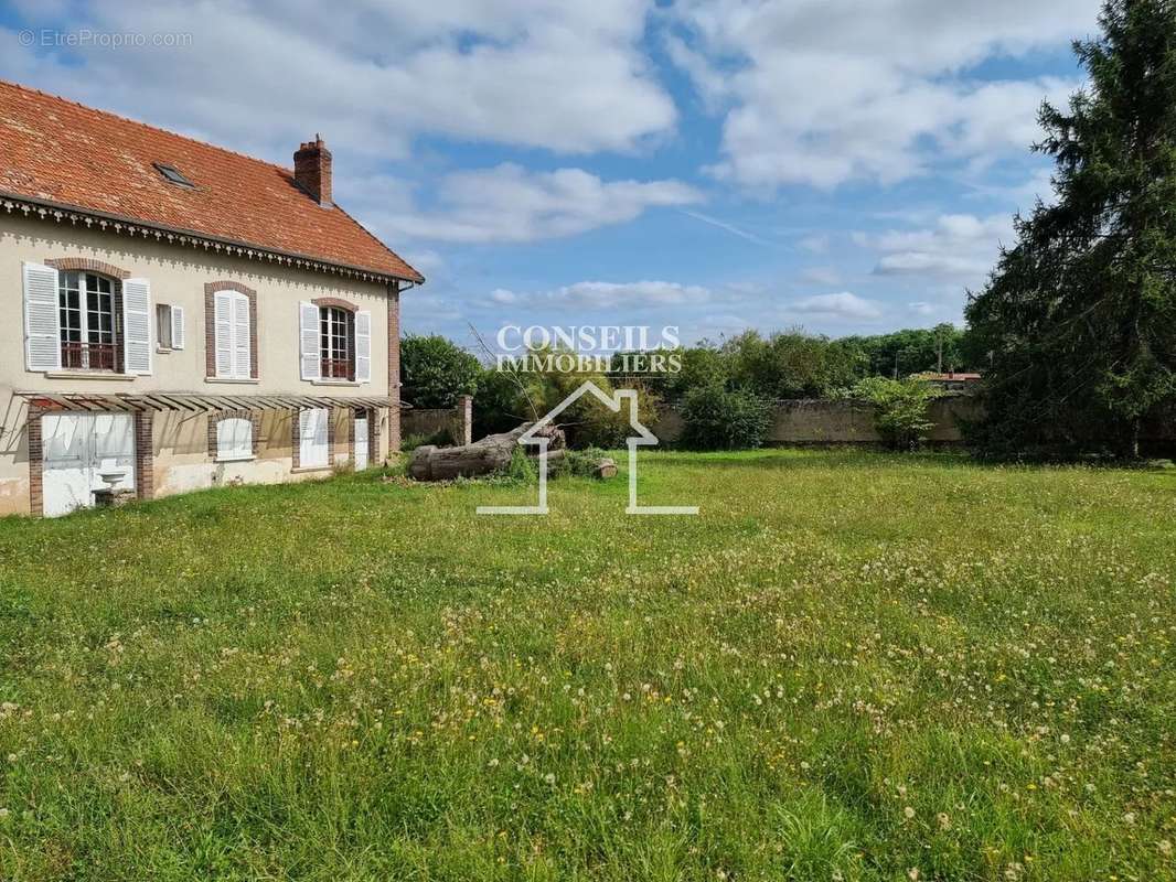 Maison à VILLENEUVE-SUR-YONNE