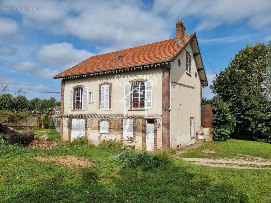 Maison à VILLENEUVE-SUR-YONNE