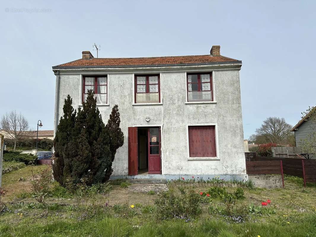 Maison à FAYE-L&#039;ABBESSE