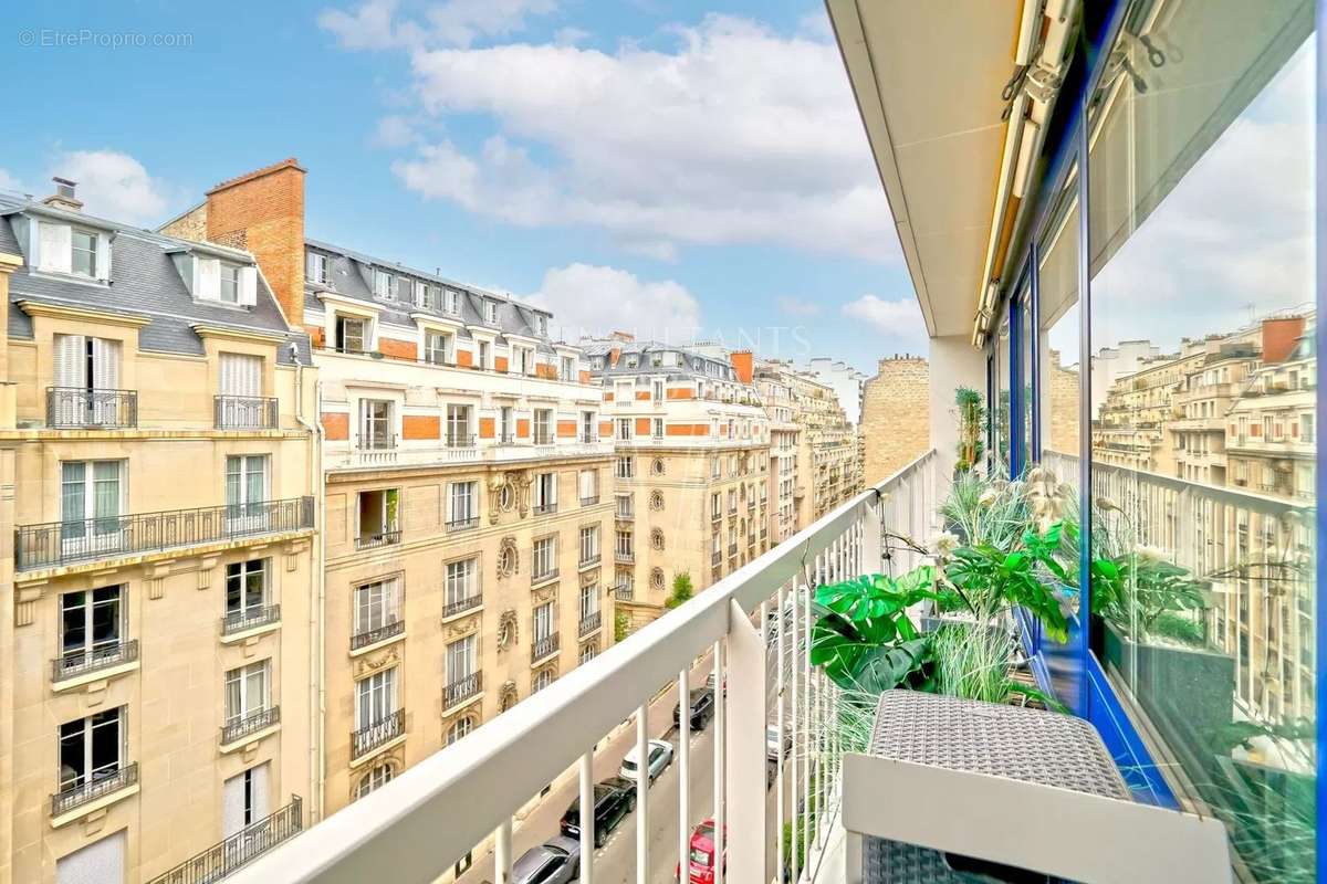 Appartement à PARIS-16E