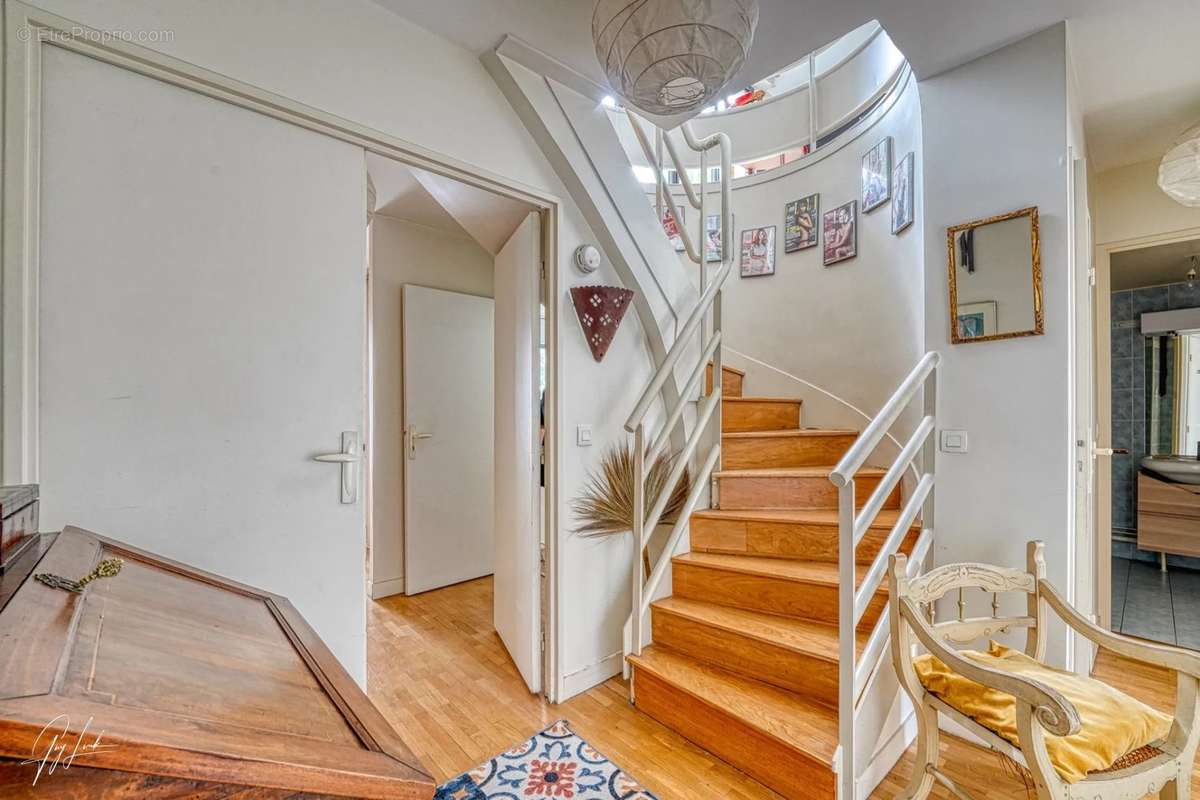 Appartement à PARIS-16E