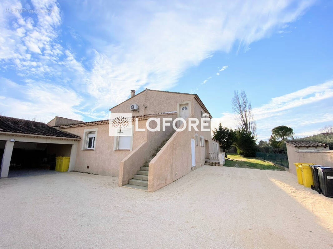 Appartement à SAINT-SATURNIN-LES-AVIGNON