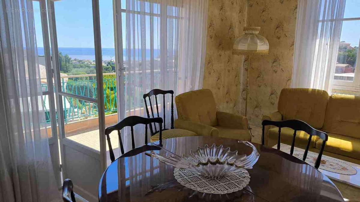 Appartement à SAINT-LAURENT-DU-VAR