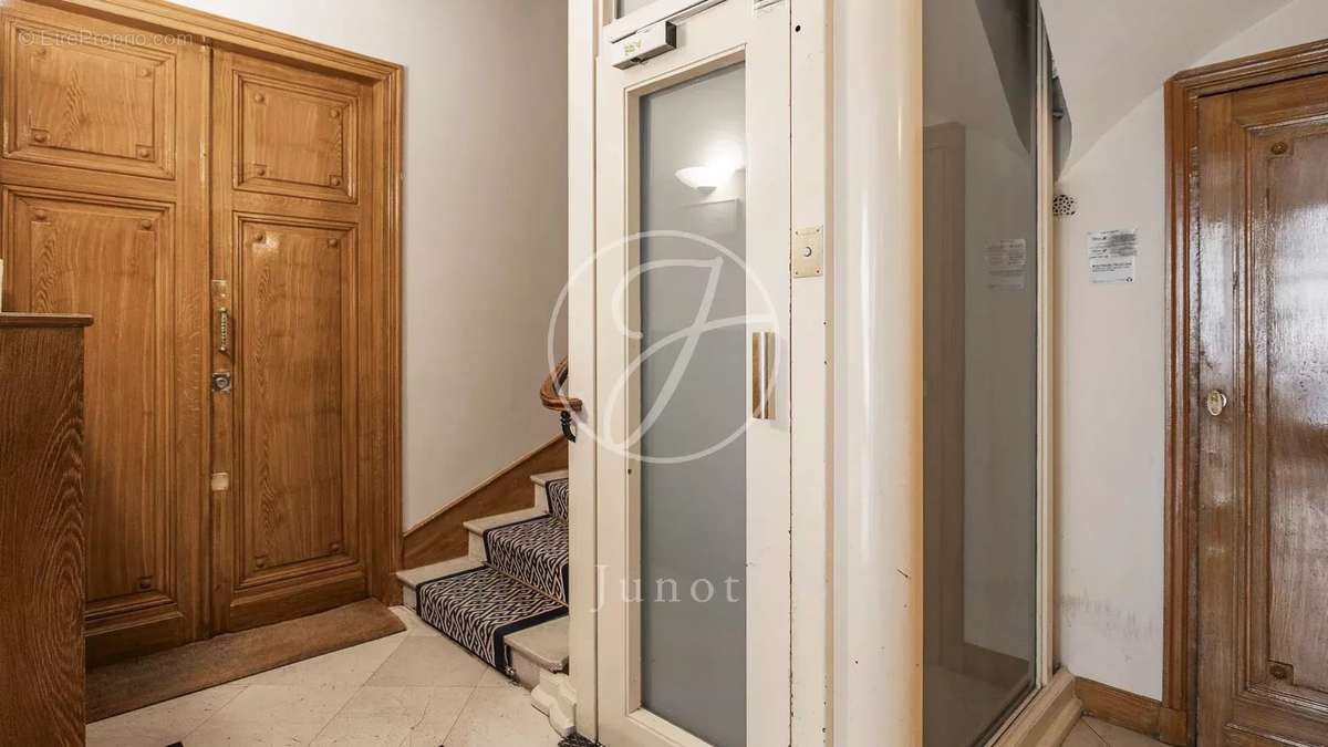 Appartement à PARIS-16E