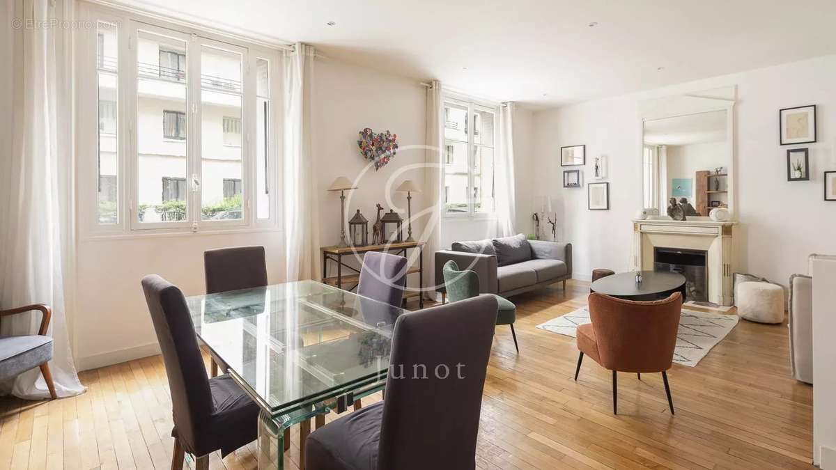 Appartement à PARIS-16E