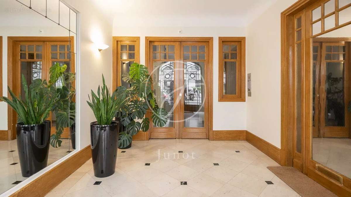 Appartement à PARIS-16E