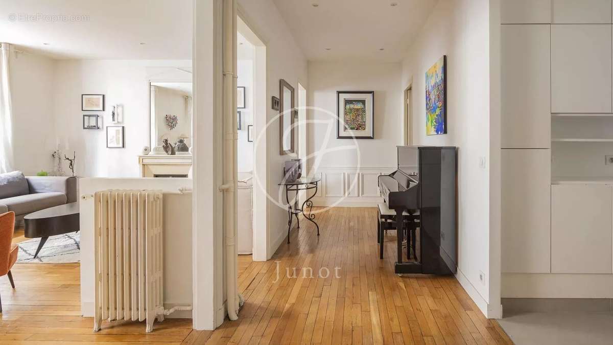 Appartement à PARIS-16E