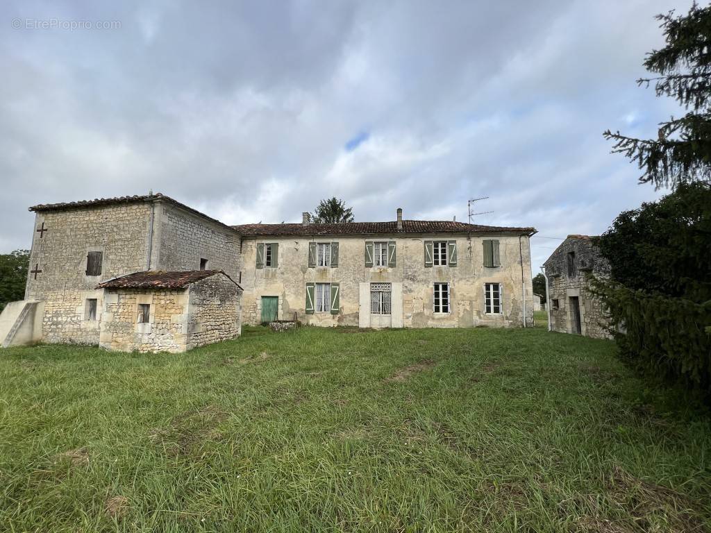 Maison à SAINTES