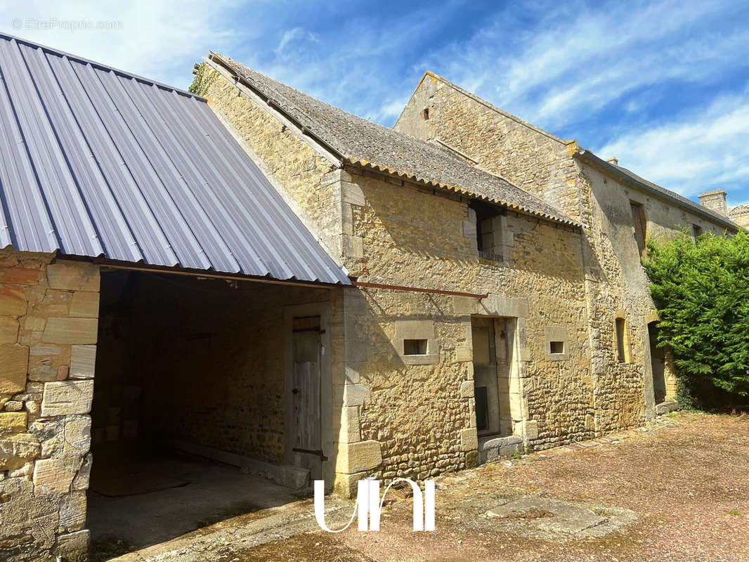 Maison à LONGUES-SUR-MER