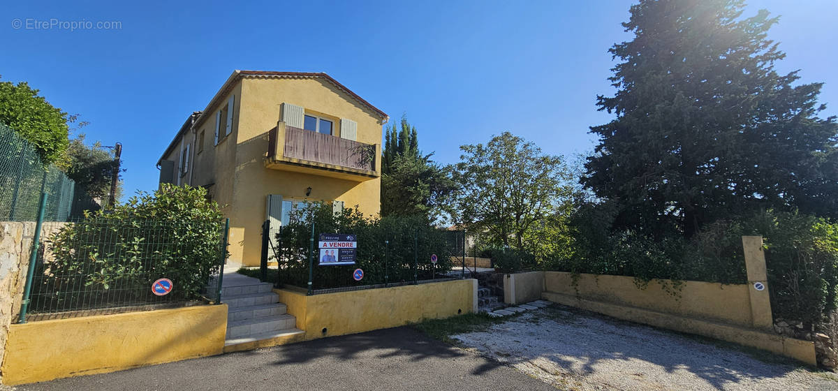 Appartement à BAGNOLS-EN-FORET