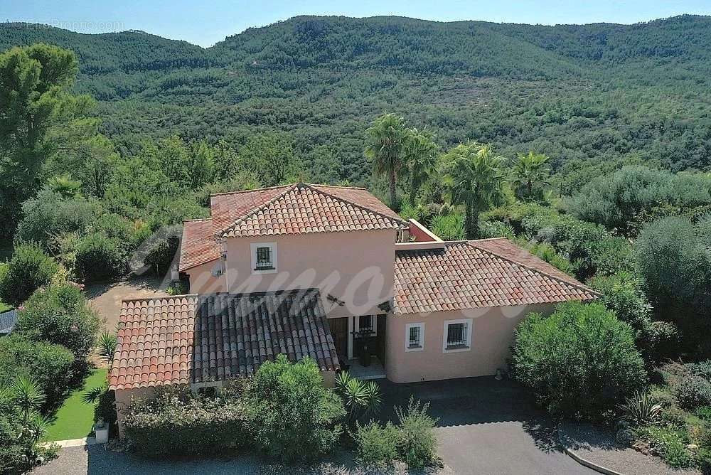 Maison à BAGNOLS-EN-FORET