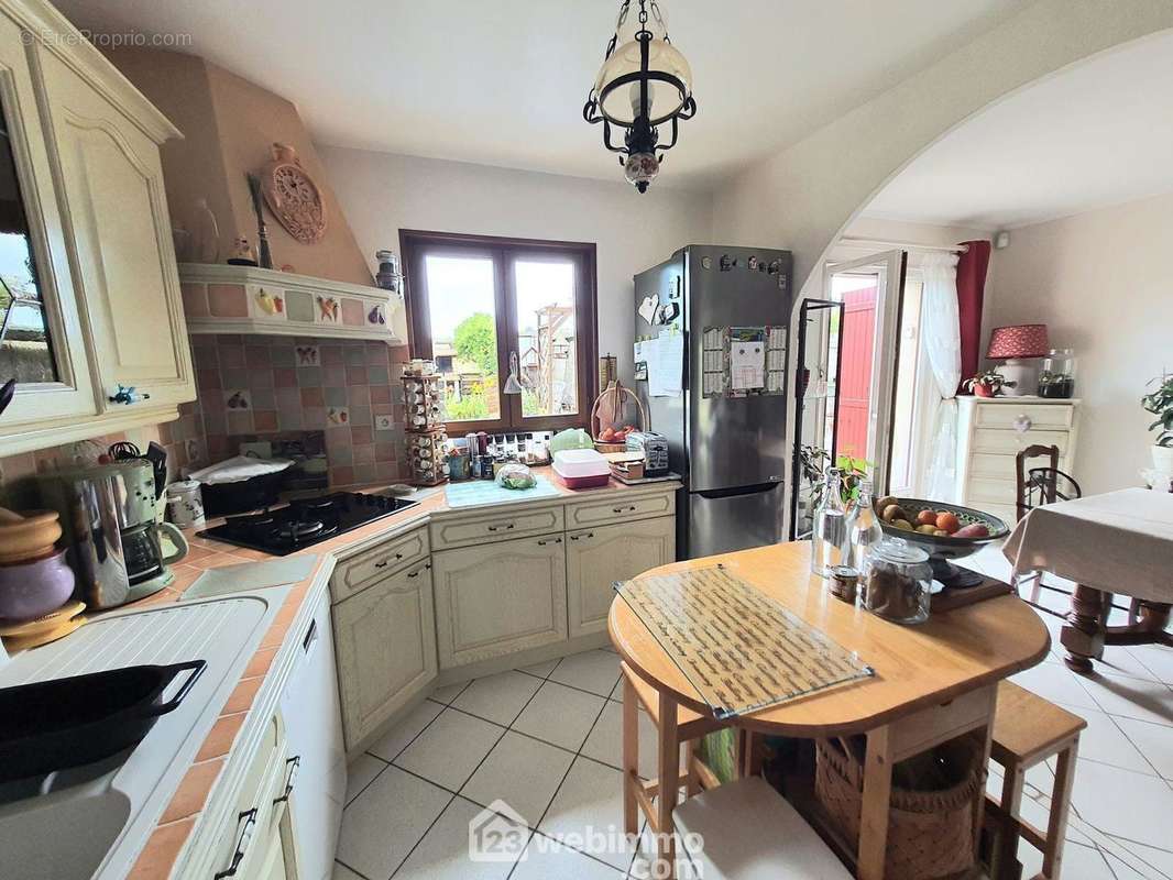 Un autre angle de vue de la cuisine. - Maison à MORET-SUR-LOING