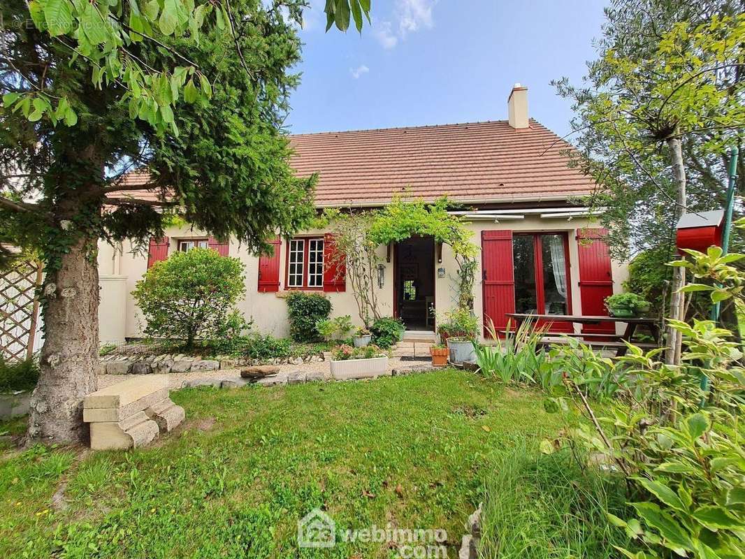 Une maison ensoleillée avec des arbres fruitiers. - Maison à MORET-SUR-LOING