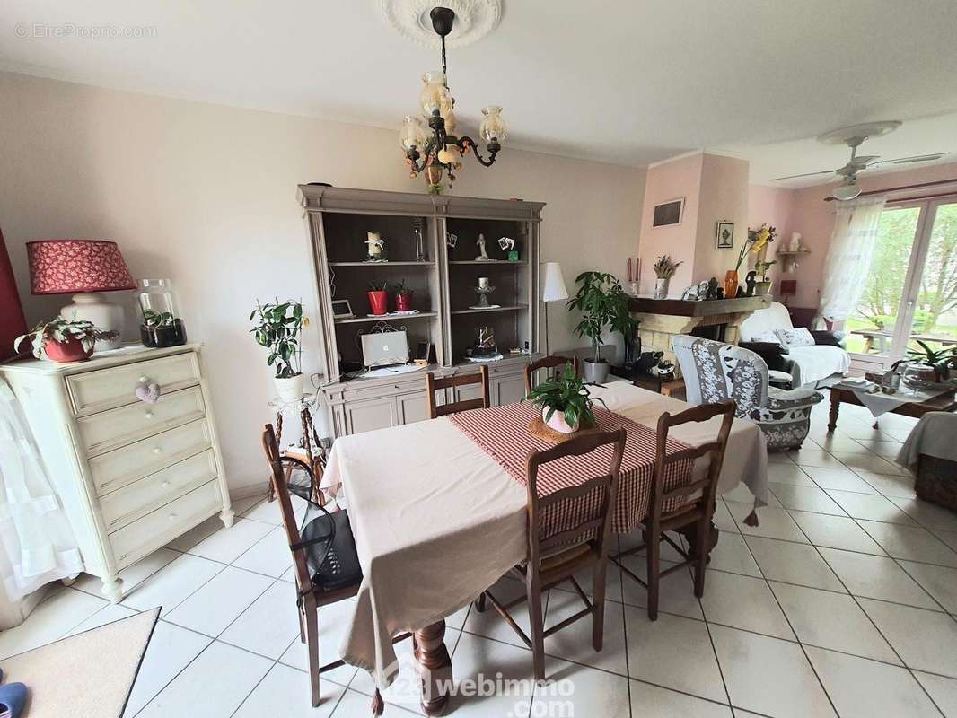 Une salle à manger avec l&#039;accès à la cuisine ou la terrasse. - Maison à MORET-SUR-LOING