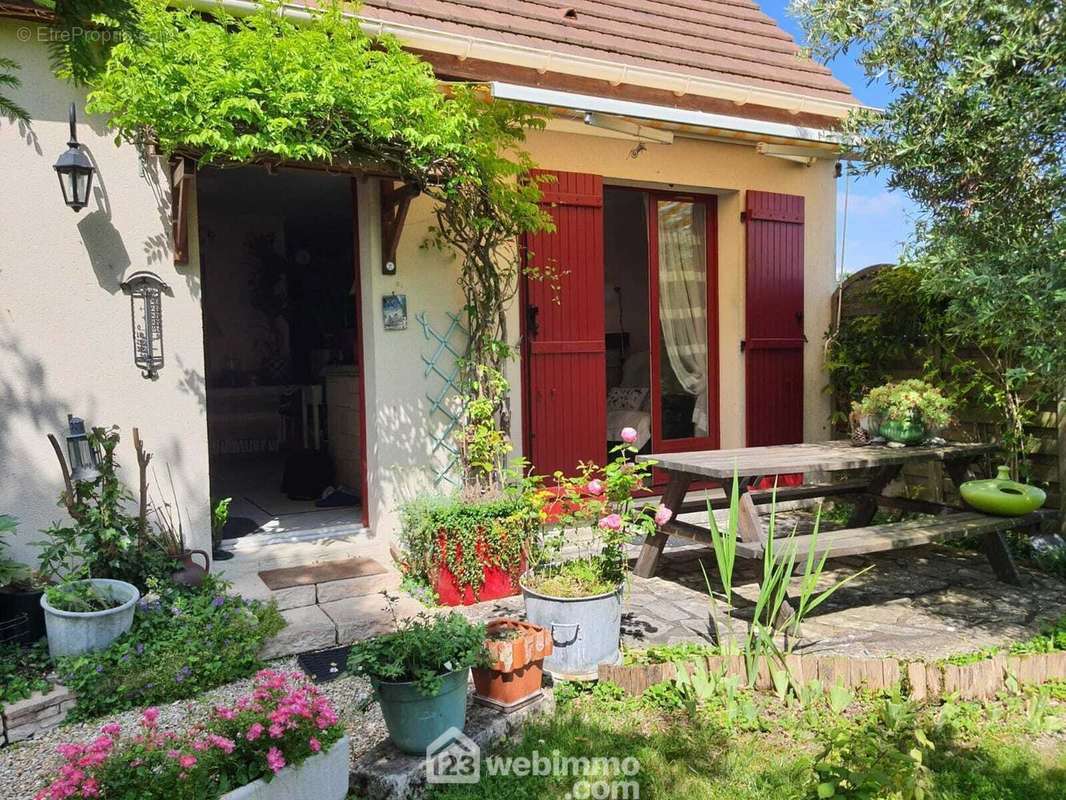 Venez découvrir cette maison entretenue de 116 m² habitables. - Maison à MORET-SUR-LOING