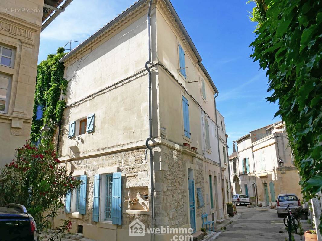 La maison d&#039;angle en pierre - Maison à ARLES