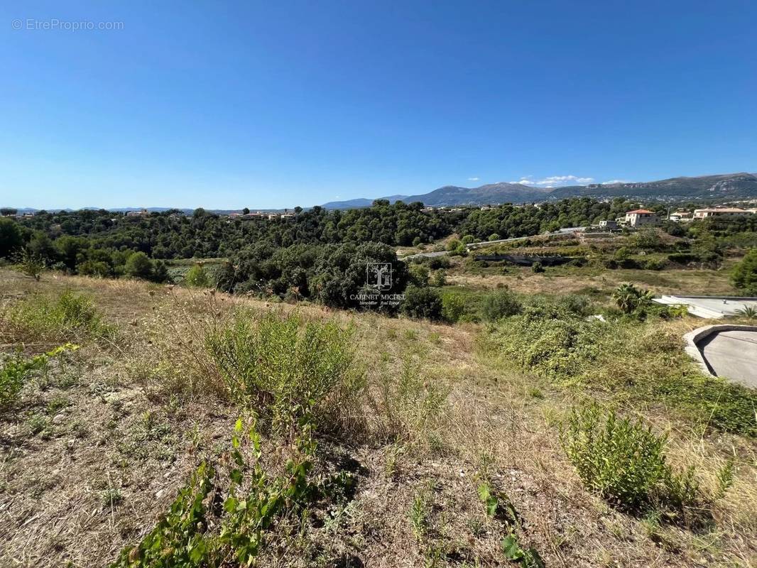 Terrain à SAINT-LAURENT-DU-VAR