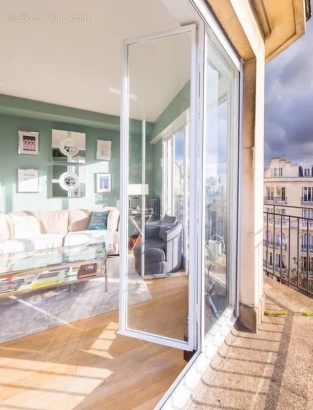 Appartement à PARIS-16E