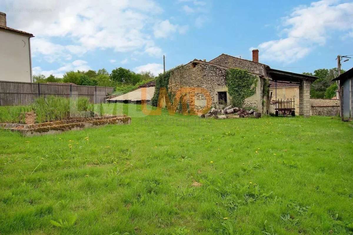 Maison à LA CHAPELLE-DES-POTS