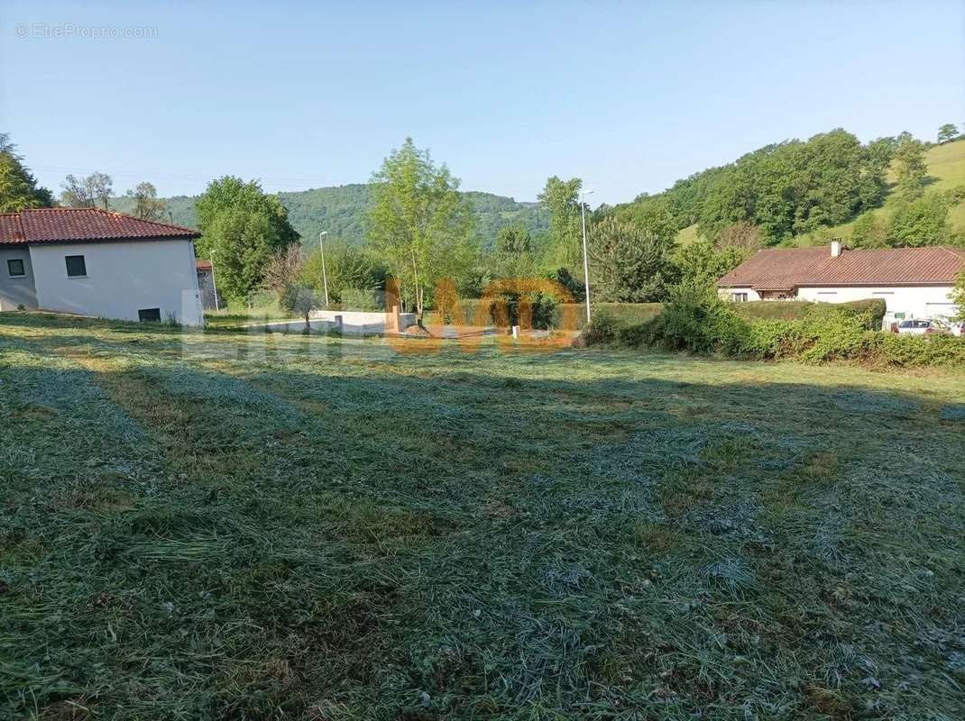 Terrain à LIVINHAC-LE-HAUT