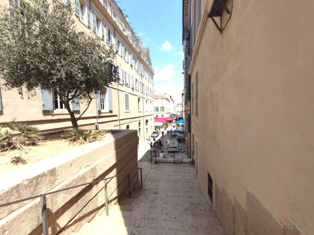 Appartement à MARSEILLE-1E