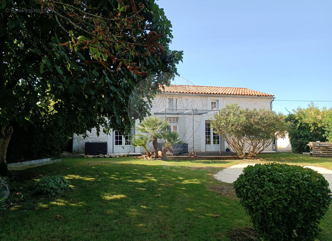 Maison à SAINT-ROMAIN-DE-BENET