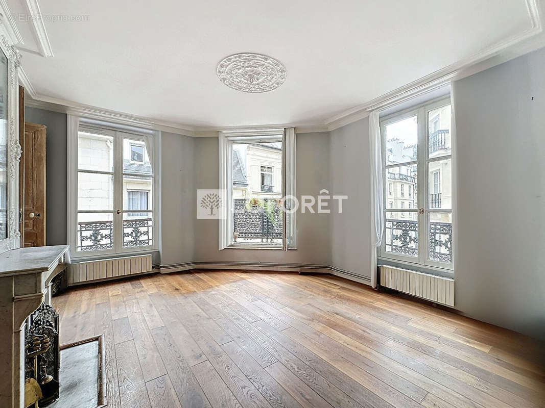 Appartement à PARIS-1E