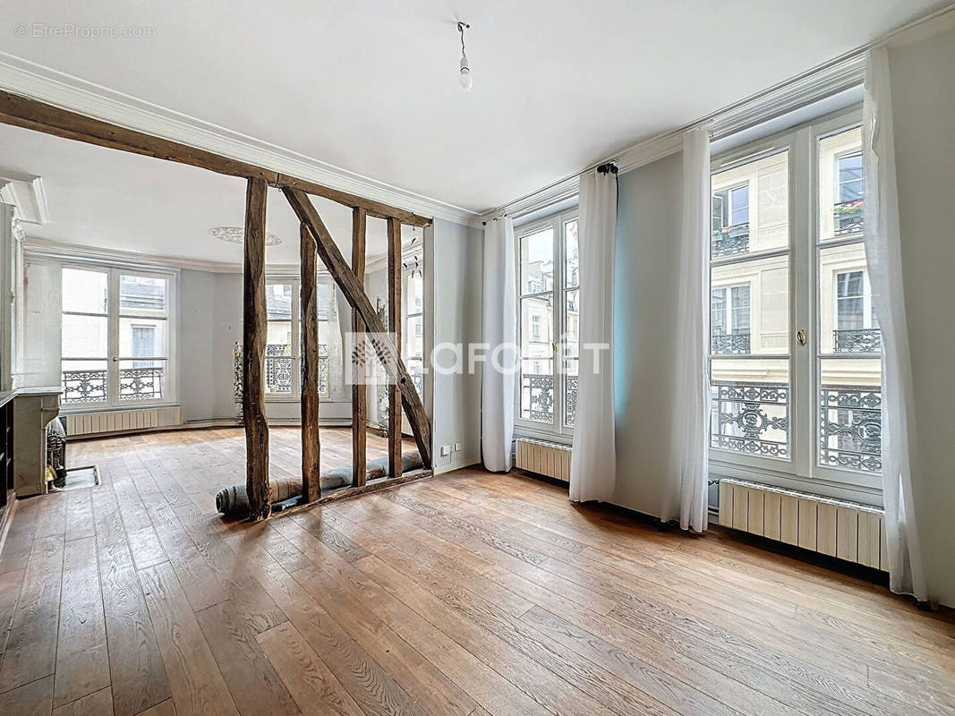 Appartement à PARIS-1E