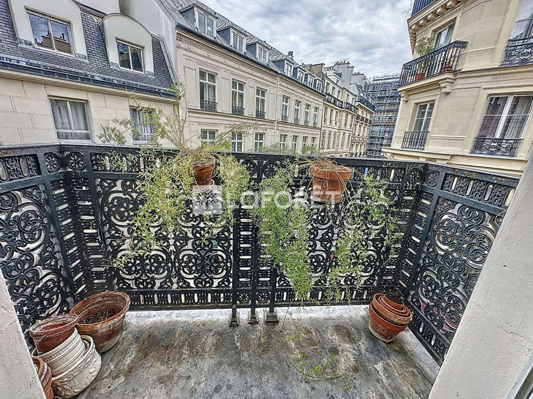 Appartement à PARIS-1E