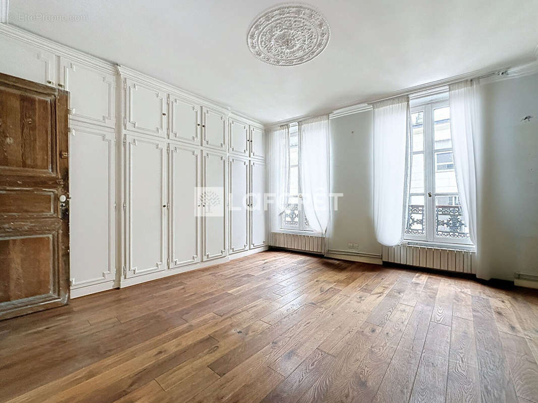 Appartement à PARIS-1E