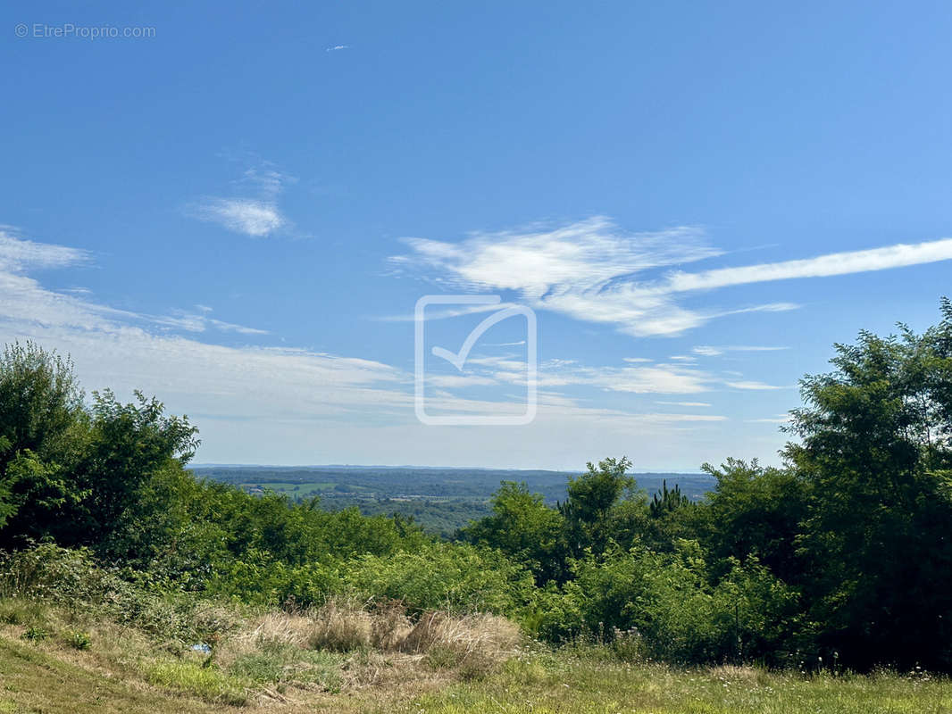 Terrain à MARCILLAC-SAINT-QUENTIN