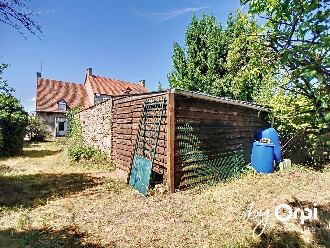 Maison à DURDAT-LAREQUILLE