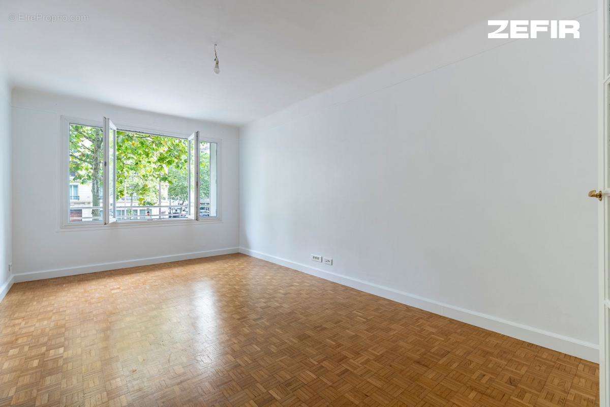 Appartement à PARIS-16E