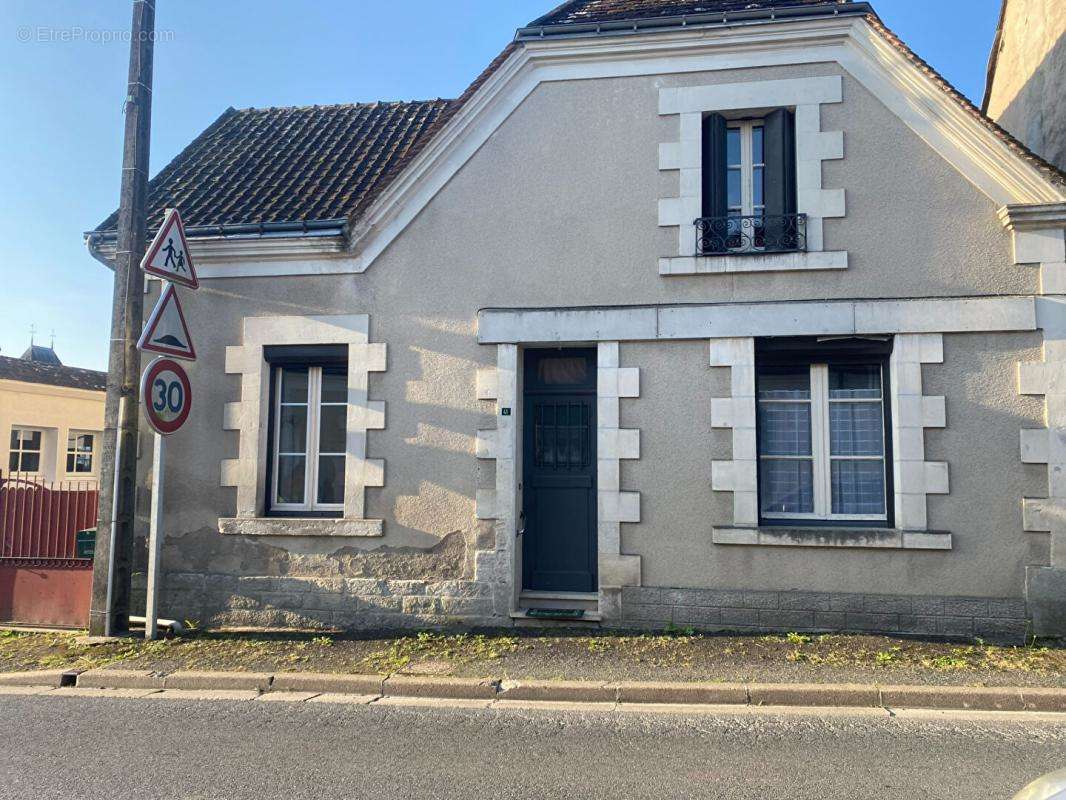 Maison à AZAY-LE-FERRON